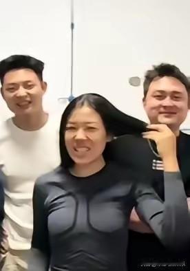 冷美人一个多月没洗的鸡窝头终于洗开了，还变得又柔又顺，直播过程中有上千万人围观，