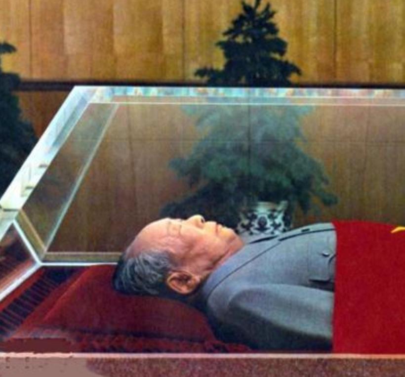 1976年9月9日，伟大领袖、无产阶级革命家毛泽东主席，在北京的中南海逝世，这个