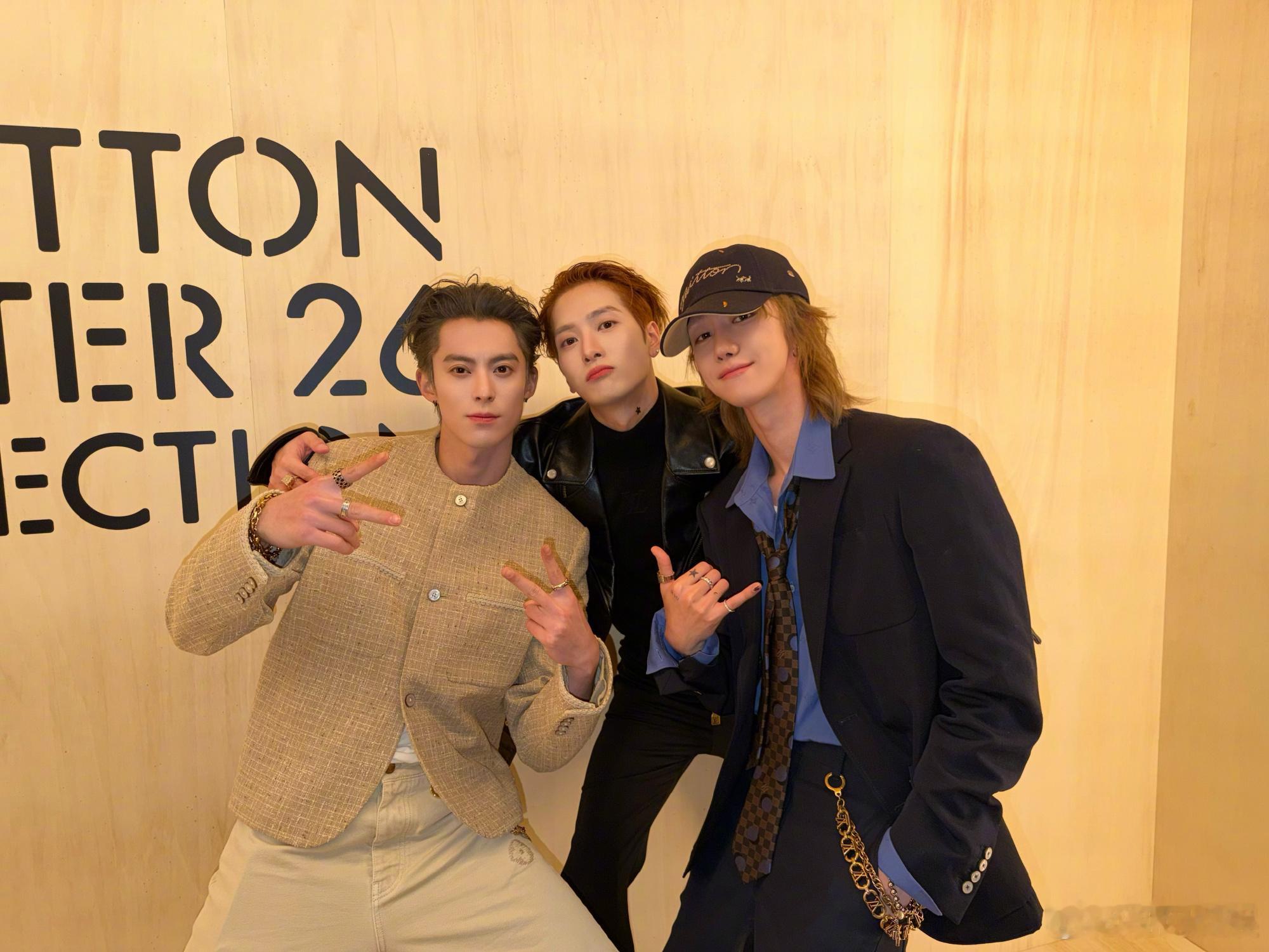 王鹤棣王嘉尔徐明浩同框合照21日晚，、、一起发了三人合照，还互相“冒认”身份 王