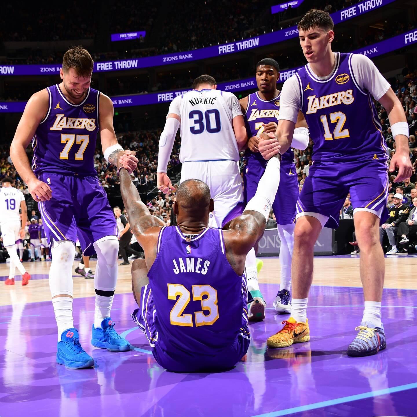 拉拉维亚更新ins：“⛹️”湖人国度