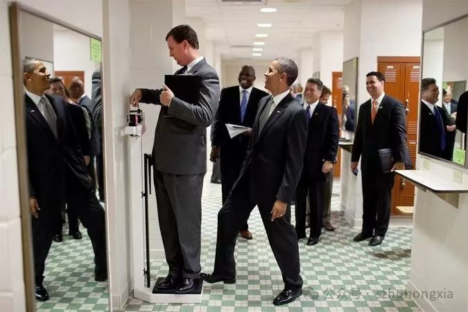 #看图说话# 这种氛围蛮好！当时的美国总统奥巴马与英国首相卡梅伦。 ​​​