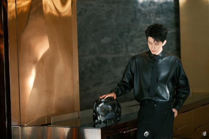 敖瑞鹏人间骑士  敖瑞鹏赴约今朝盛会 敖瑞鹏化身人间骑士，赴约今朝盛会，执鞭亦持