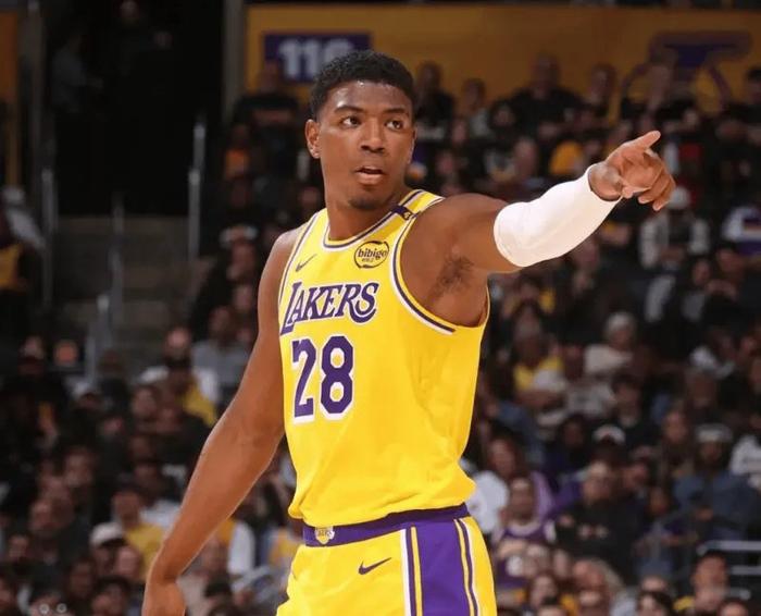 早上醒来，湖人2个坏消息，2人今天不打，首发换人！
湖人马上就要对阵活塞了，刚才