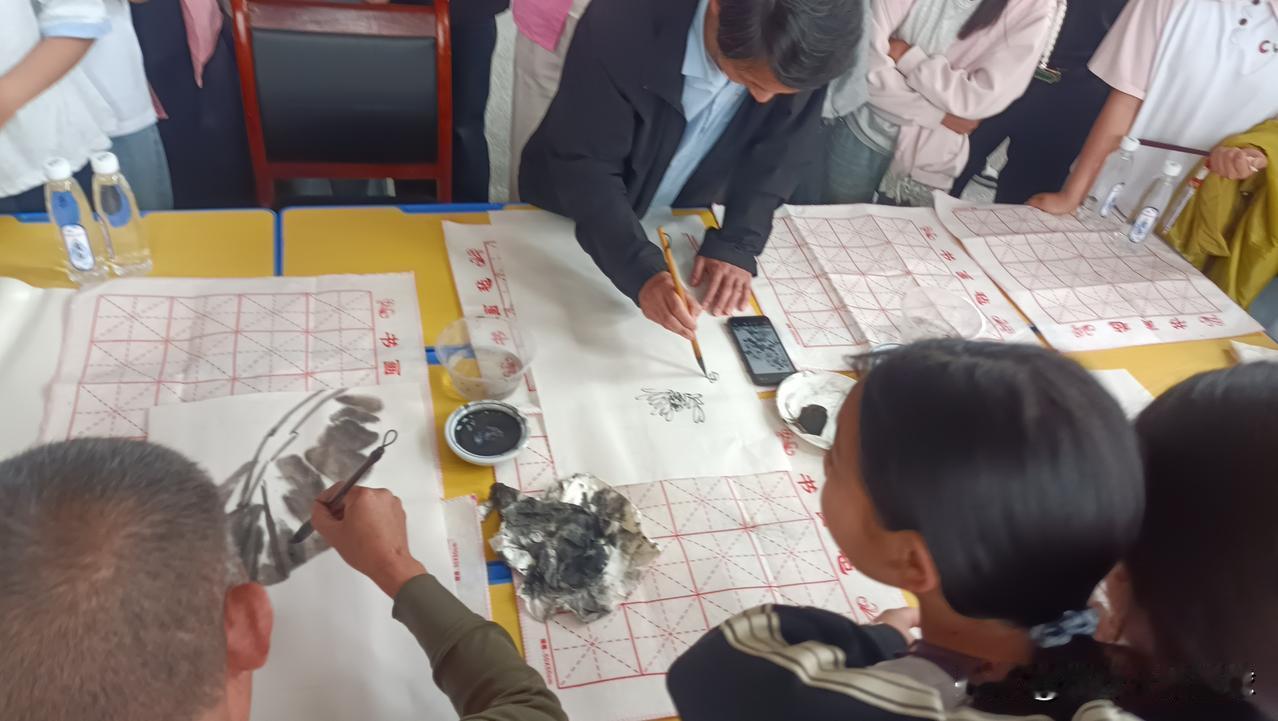 夏邑县文艺志愿者走进太平一中，为学生展示书法，绘画丰富了学生生活。
