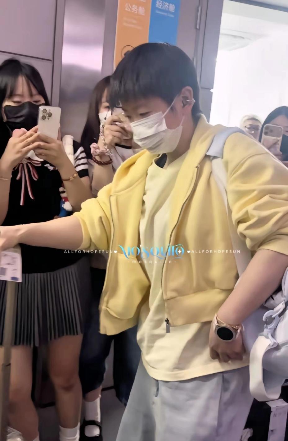 终于看到莎莎返京的照片了，
奶黄色的短外套，
真是好看，
要多萌有多萌。

国乒