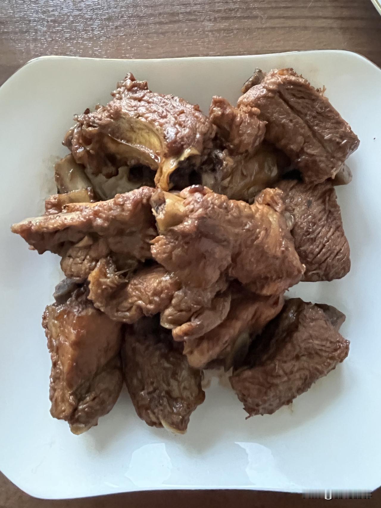 好友们晚上好！周末愉快，晚餐香香！今天的晚餐：
红烧排骨
红薯玉米
卤豆泡
杂粮