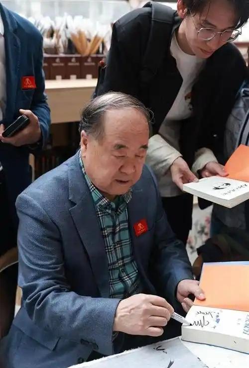 为什么那么多人支持莫言这句话不符合事实，支持莫言的人有，而且还非常卖力，甚至还对