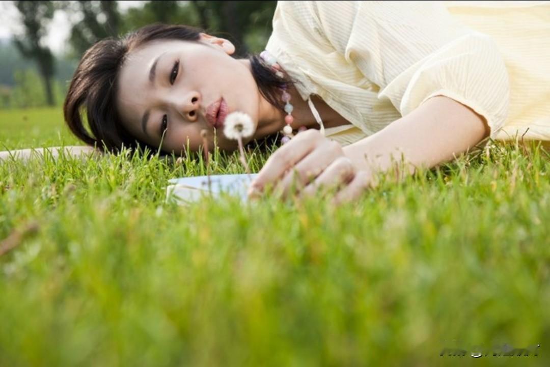 想想昨天晚上做的几段梦，都是让我紧张的。

早晨起来一边穿衣服，一边在回忆昨晚的