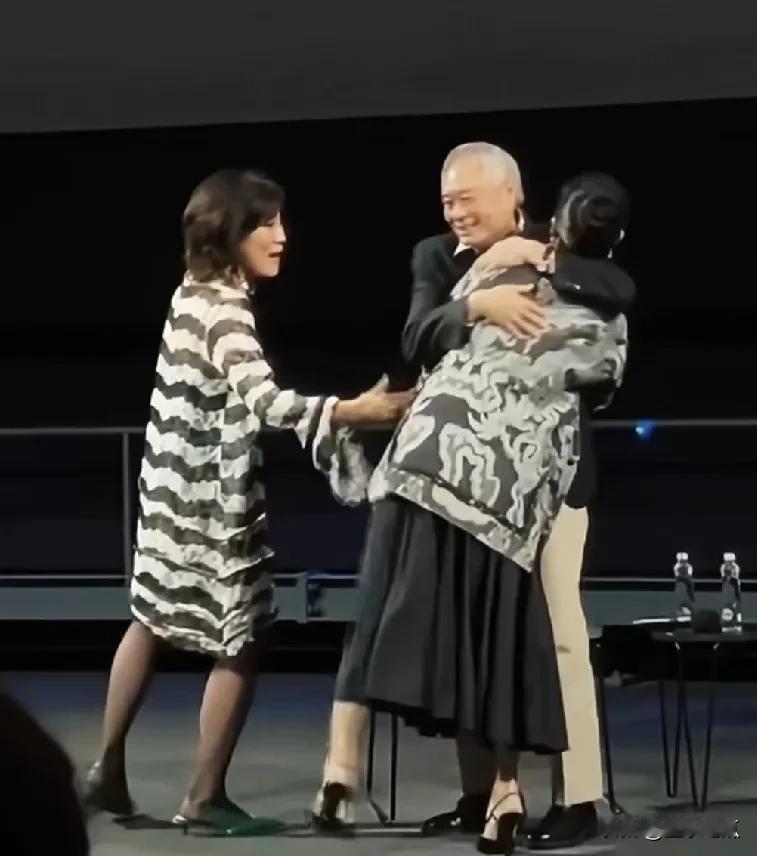 5月10日对于章子怡和李安导演来说很有意义。《卧虎藏龙》上映25周年了，章子怡在