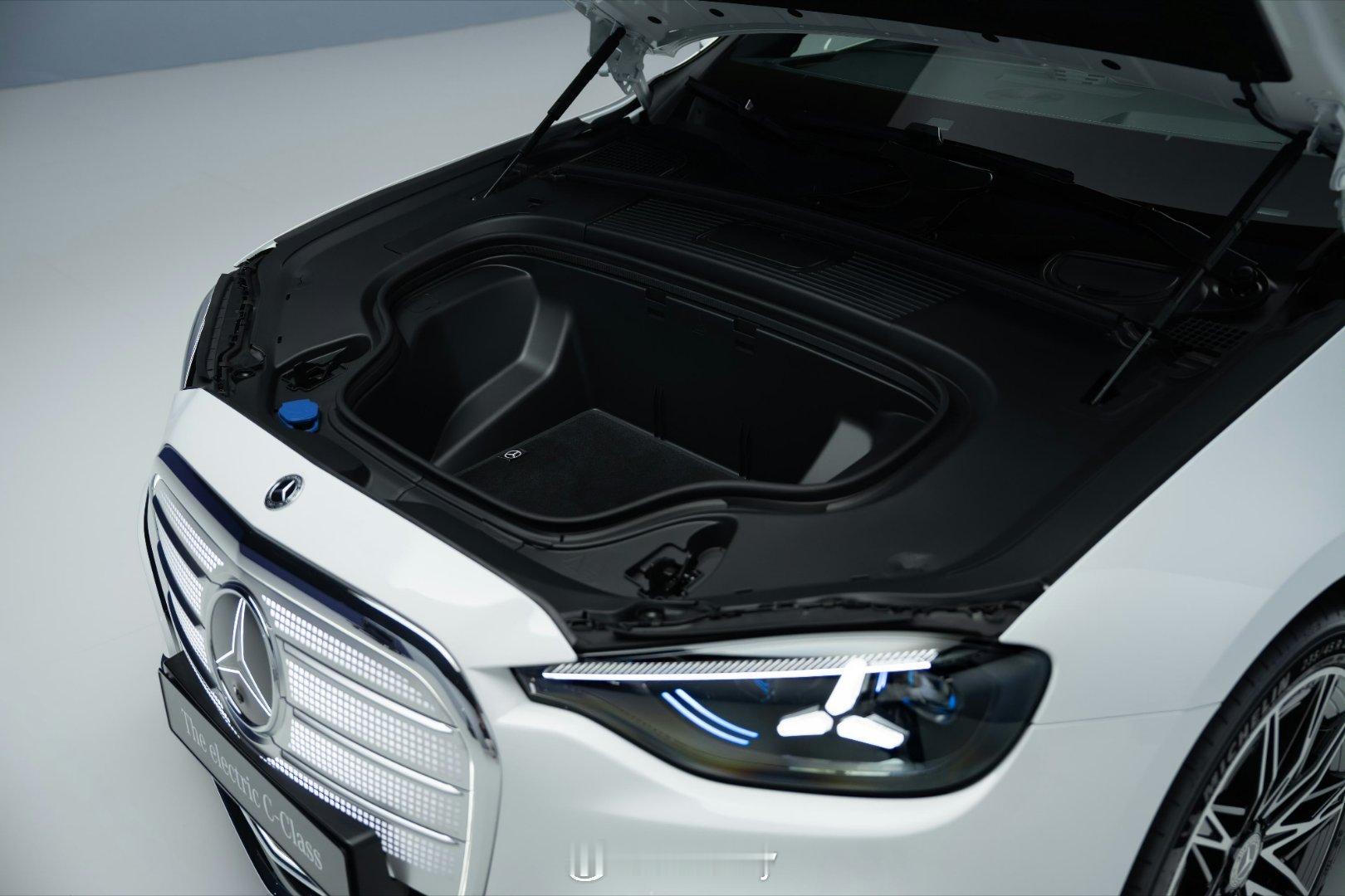 前备箱一定要尽可能靠近车头，不然放东西的时候贴着车头容易蹭一身的灰；前备箱的开口