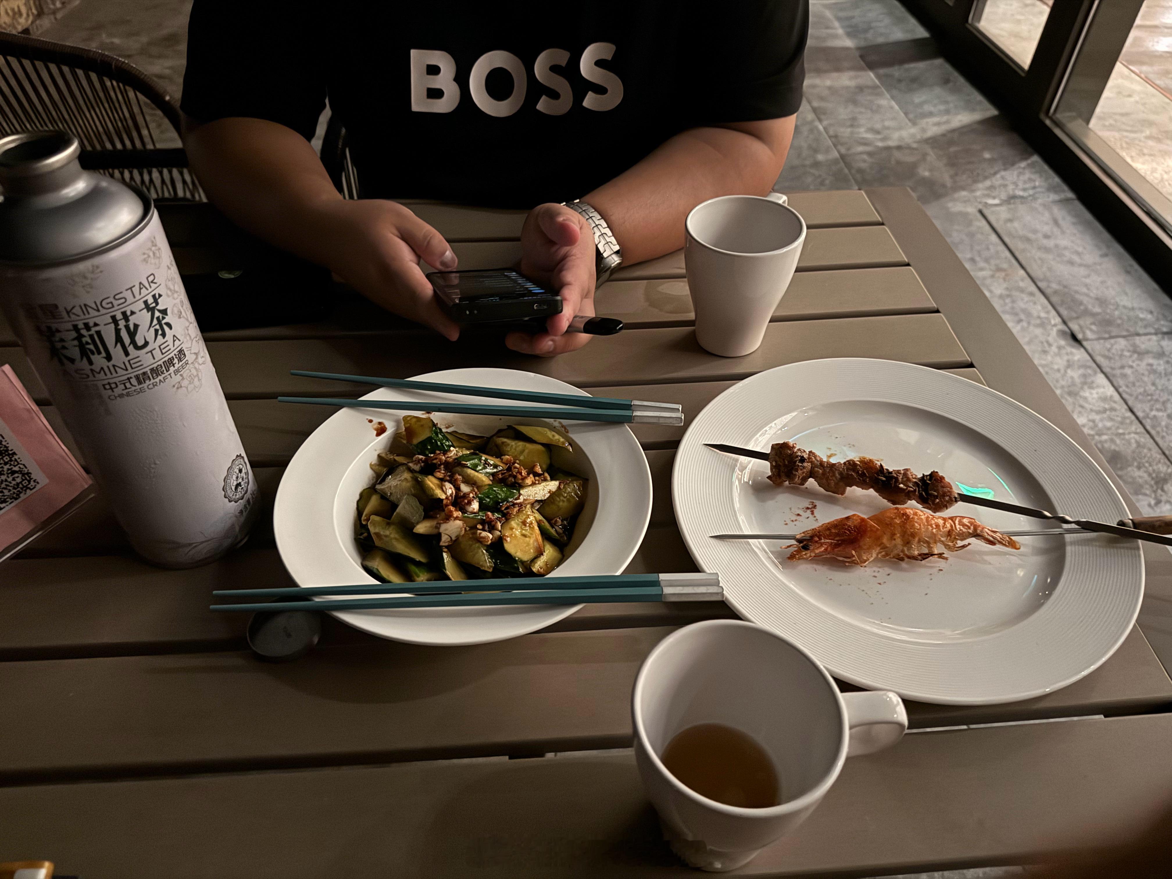 今天和boss晚饭后小酌我衣服上有什么字才能赢过？  ​​​