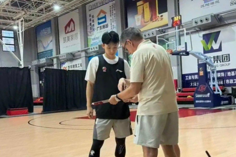 广东宏远与香港金牛昨天进行了一场热身赛，助教约瑟普·贝罗卡尔代替执教，这场比赛，