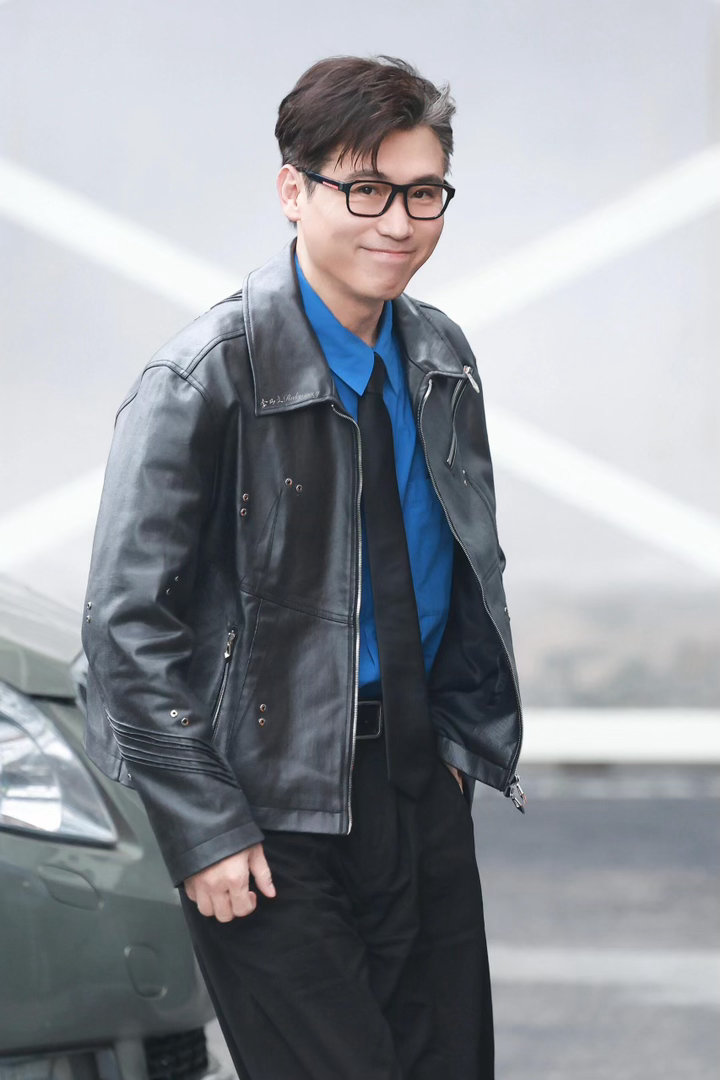 李乃文第一天当助理就崩溃了大哥小助理习惯在片场从容演戏的李乃文，体验助理工作处处