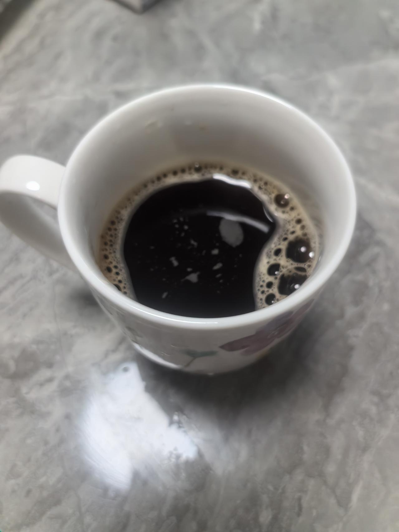 朋友们喝黑咖啡真的能减肥吗?我不确定是不是黑咖啡的功劳，的确瘦了几斤，每天早上都