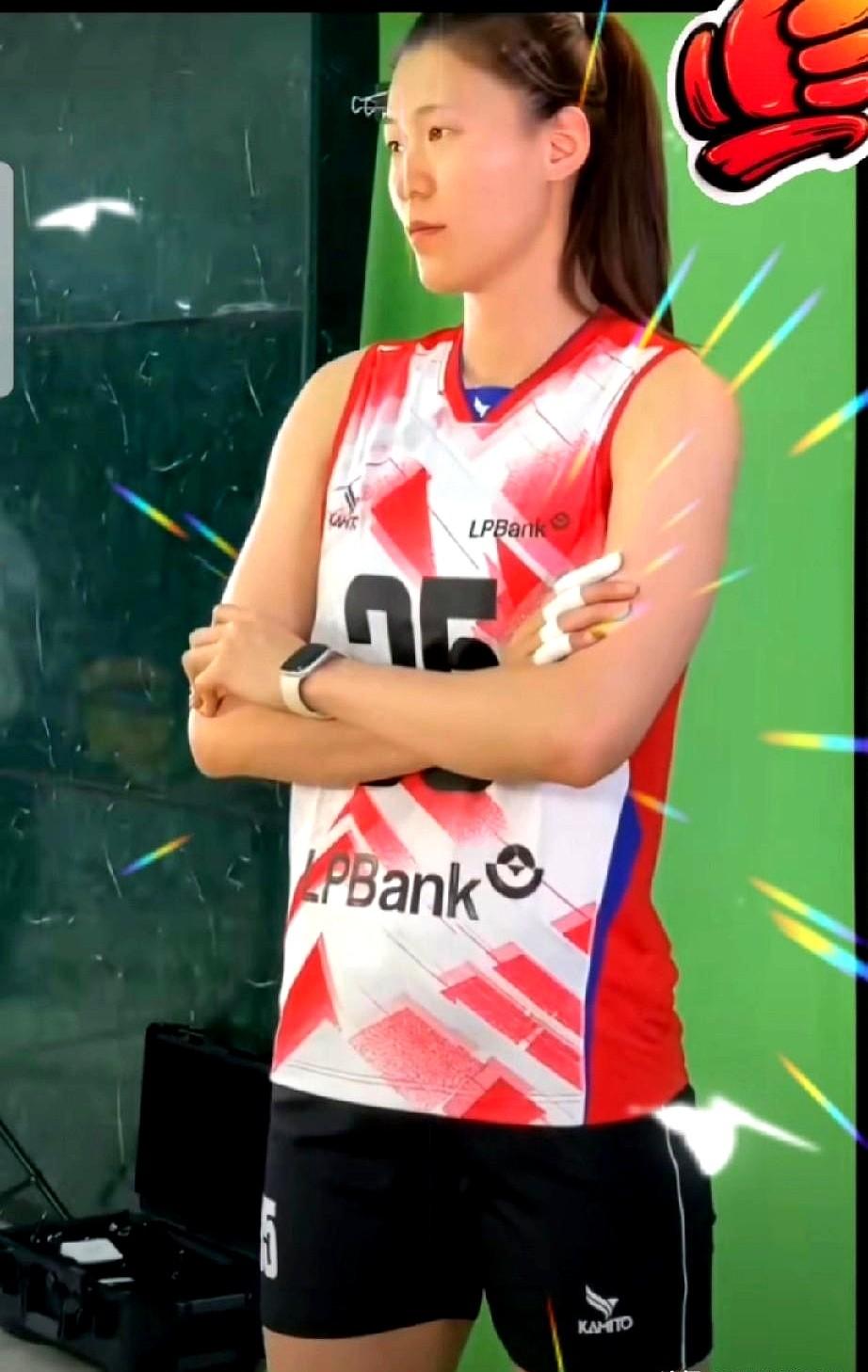 王艺竹这定妆照，气场真是绝了！

天津女排的35号主攻，抱臂站那儿，眼神里全是坚