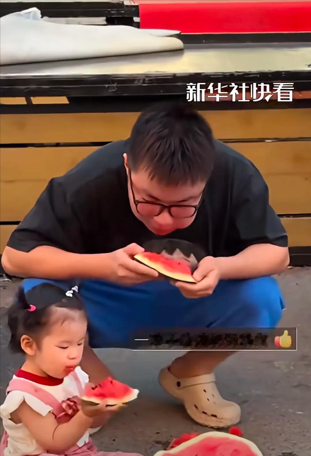 这才是情绪稳定天花板！辽宁沈阳，一家三口逛菜市场买了个大西瓜，结果还没走几步，爸