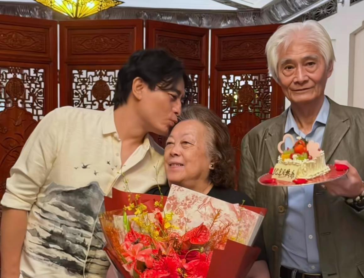 陈龙和他妈聊身后事，太敢说了。
一般人根本不敢提这个。
他妈妈直接说，以后骨灰撒