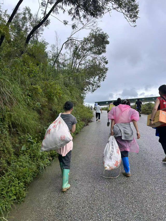 近期广西多地遭遇强降雨洪涝，部分乡村道路受损、物资运送不便，各地青年志愿者主动集