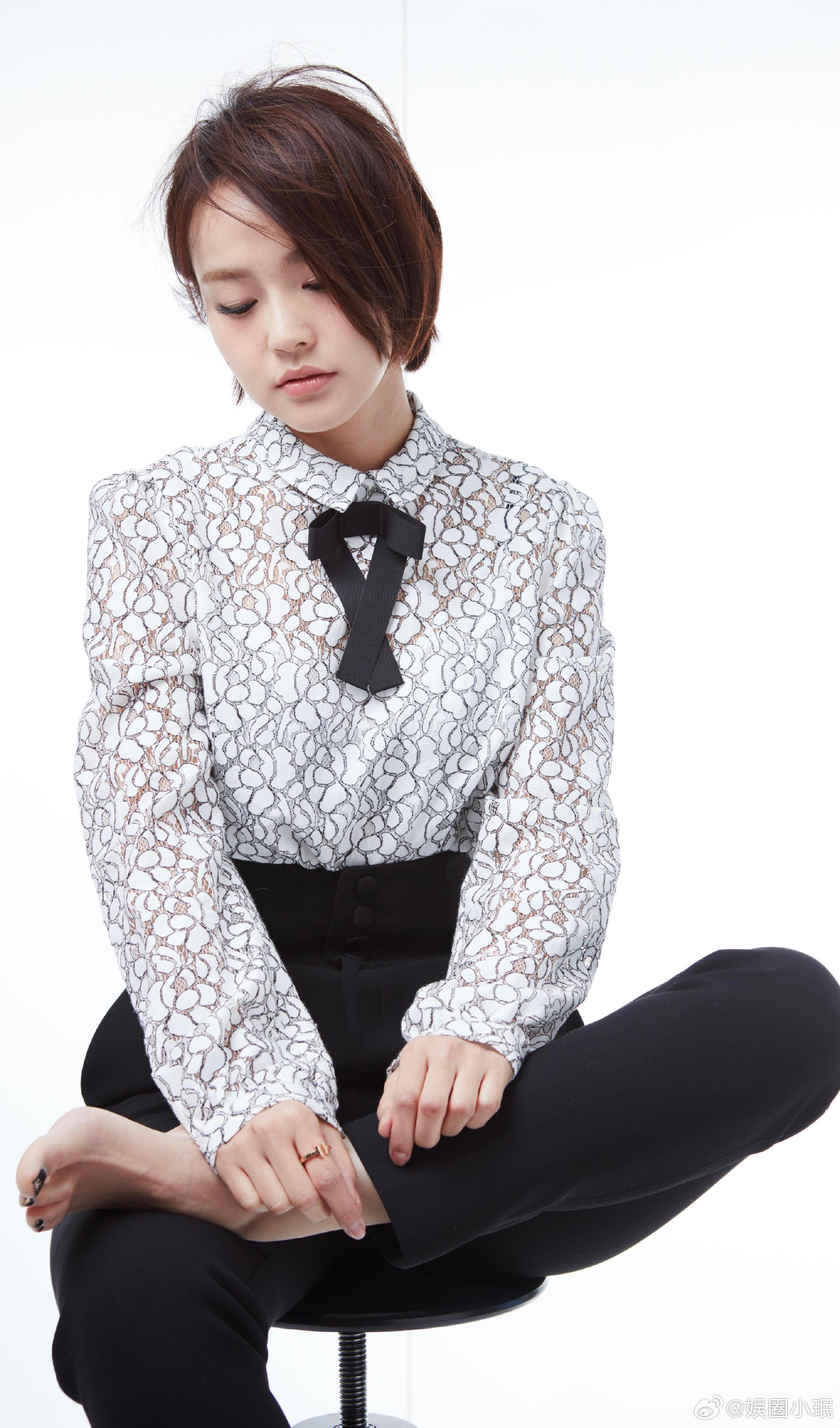 张佳宁光脚拍照 