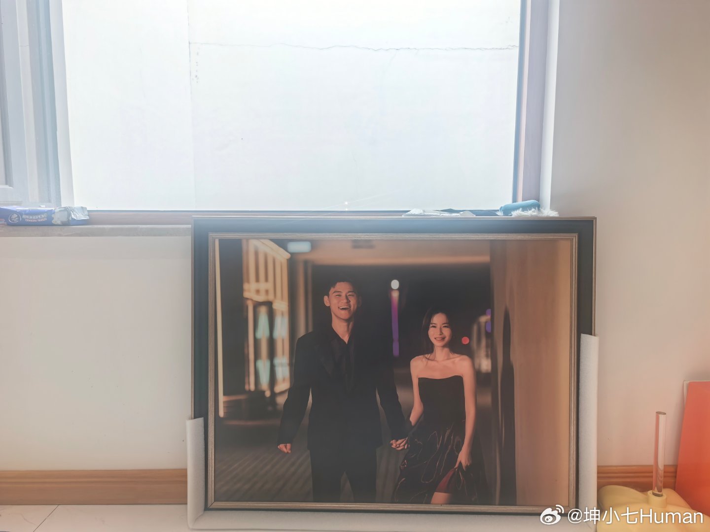 这是我们去年拍的写真。北京大冬天，风很冷。 