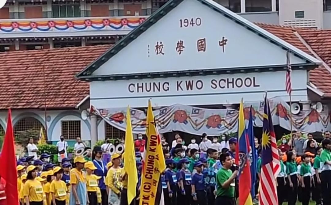 同为华人，可大马华人与新加坡华人却迥然相异。
大马华人冲破重重阻碍，世代坚持说华