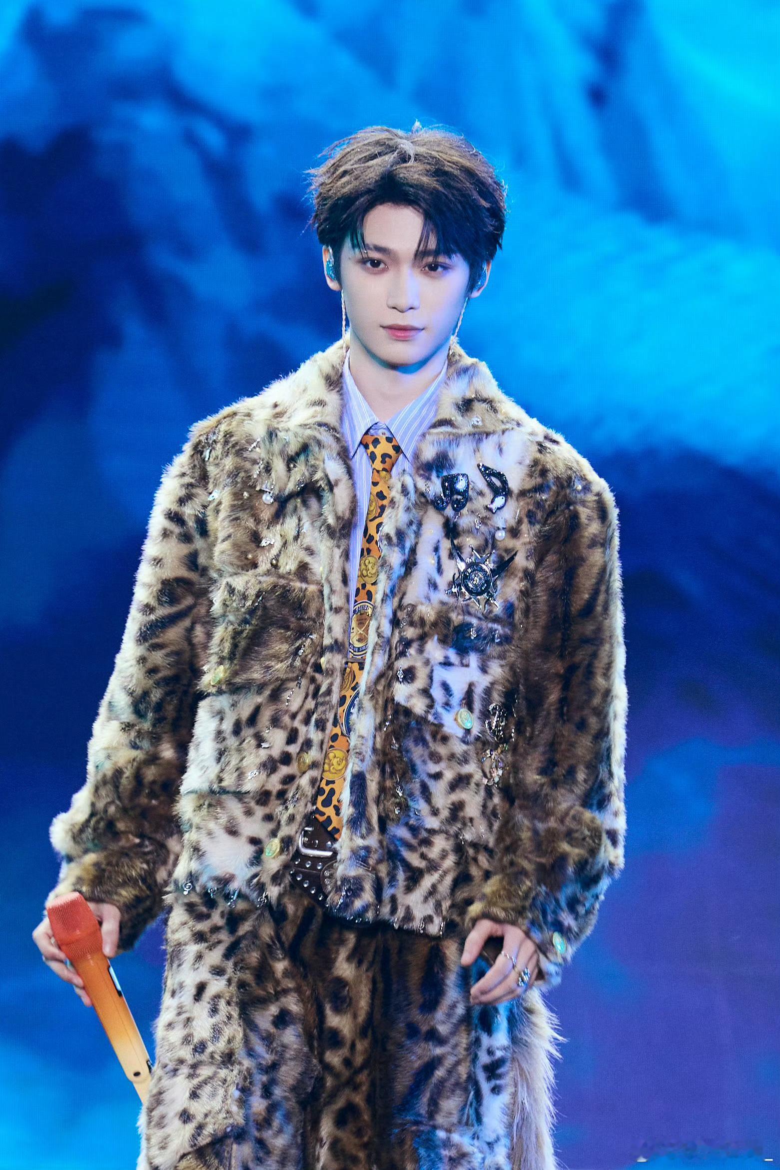 🔮 “散发着整个宇宙的光芒，你就是宇宙的重心，就像小麦哲伦星云一样。”