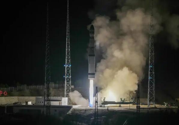 4月25日，太原卫星发射中心，长征六号火箭托着一颗卫星冲进夜空。火箭尾焰照亮了大