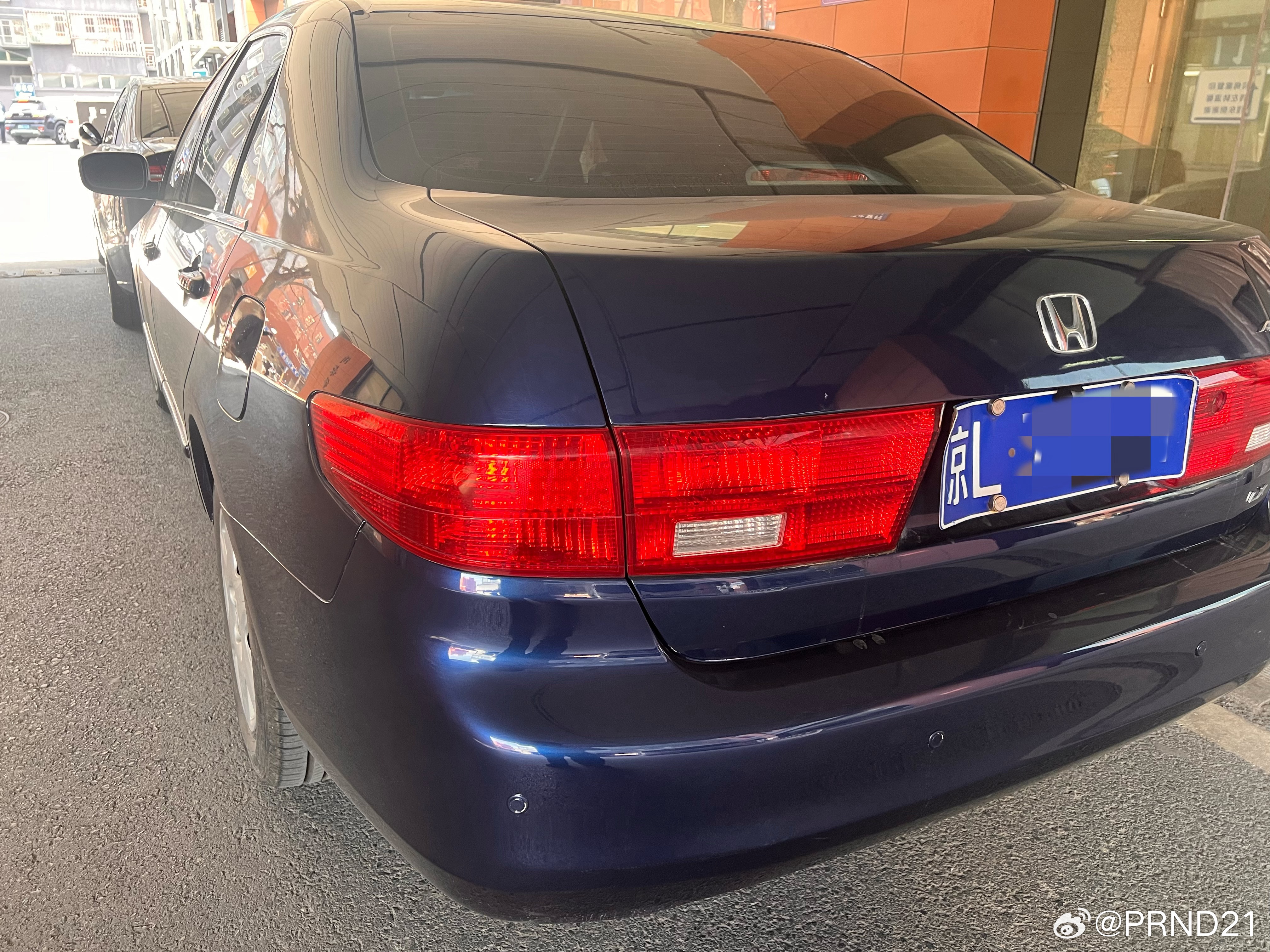 嘿，美版7代雅阁，还是布座椅钢圈的低配！夸张的大红灯+委屈巴巴的窄牌照框很特色，