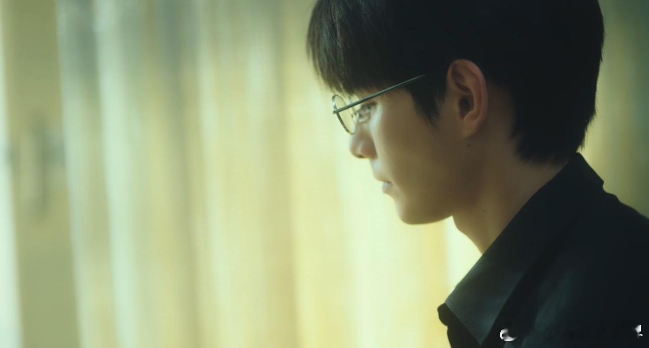 初三帮六一换药，看着满身伤口忍不住心疼抚摸，六一在镜子里看到初三的神情，其实也是