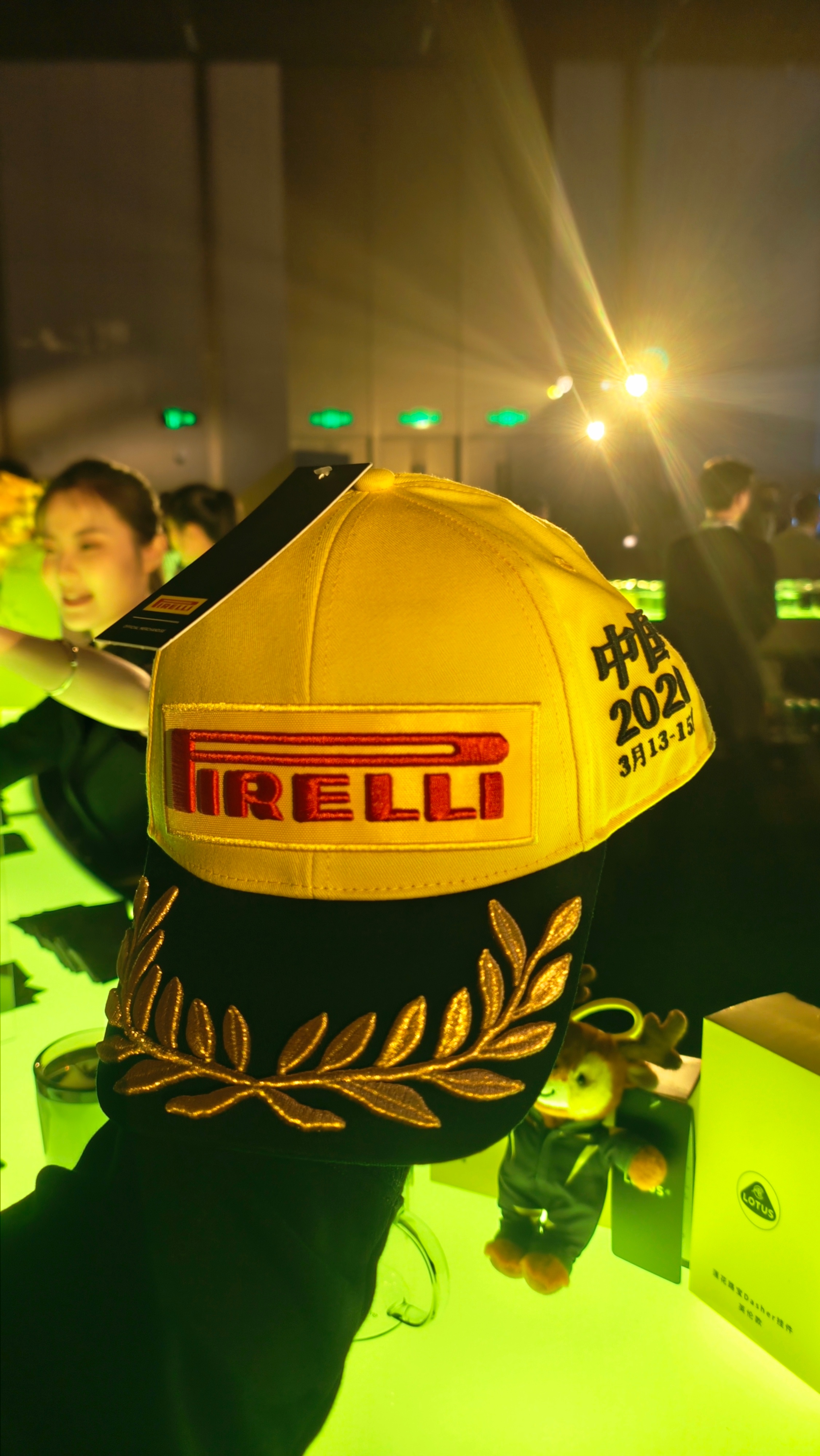 我喜欢这顶帽子，那天发布会拿起来看了好多次，但没抽中。在哪里可以买啊？f1莲花f