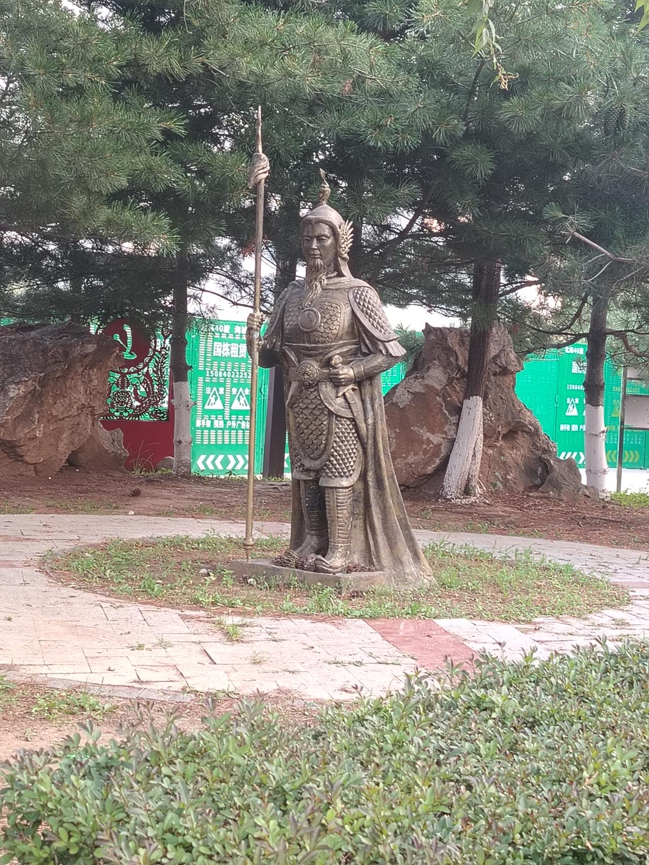 哪个大神知道这个雕塑是谁吗？