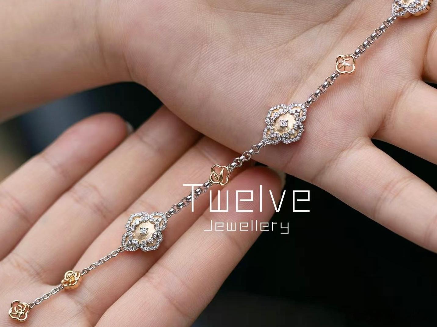 四君子和柿蒂如意元素，结合精致的拉丝工艺，呈现大方典雅的中式意境。18k金手链。