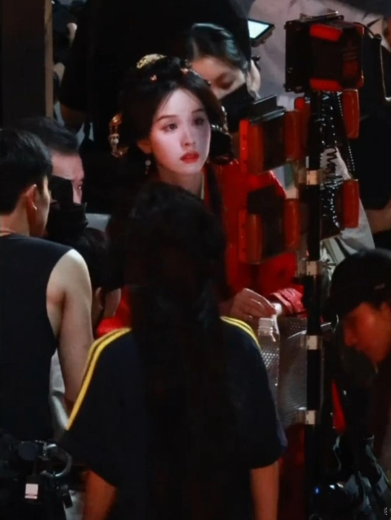 这身婚服真的戳中审美点！陈都灵的身段和气质把红衣的韵味完全展现出来，既有少女的娇
