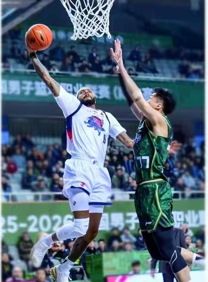 明目张胆的黑哨反而激发了山东高速男篮的斗志。

CBA历史上最黑的黑哨出现在了1