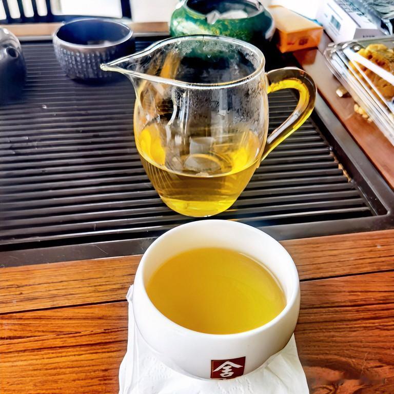 《茶时文言·古体》
茶之道，在厚积而静待也。青瓷浮叶，沸水煮时，初则青涩，久乃醇