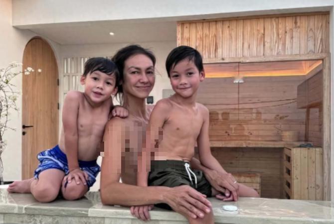 44岁辣妈和俩儿子的一张合照，把评论区彻底点炸了。
照片里这位混血名模上身没穿衣