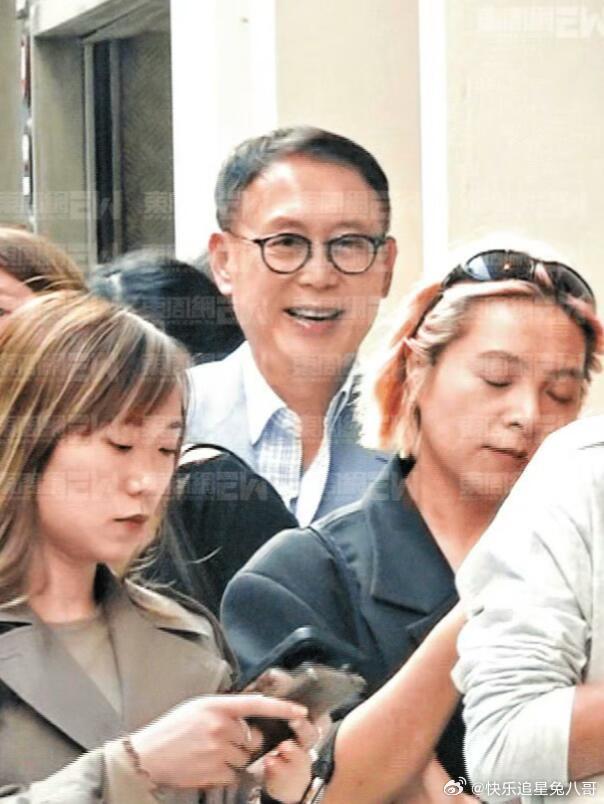 许晋亨餐厅为李嘉欣排队等位李嘉欣许晋亨牵手约会 许晋亨餐厅为李嘉欣排队等位，还是