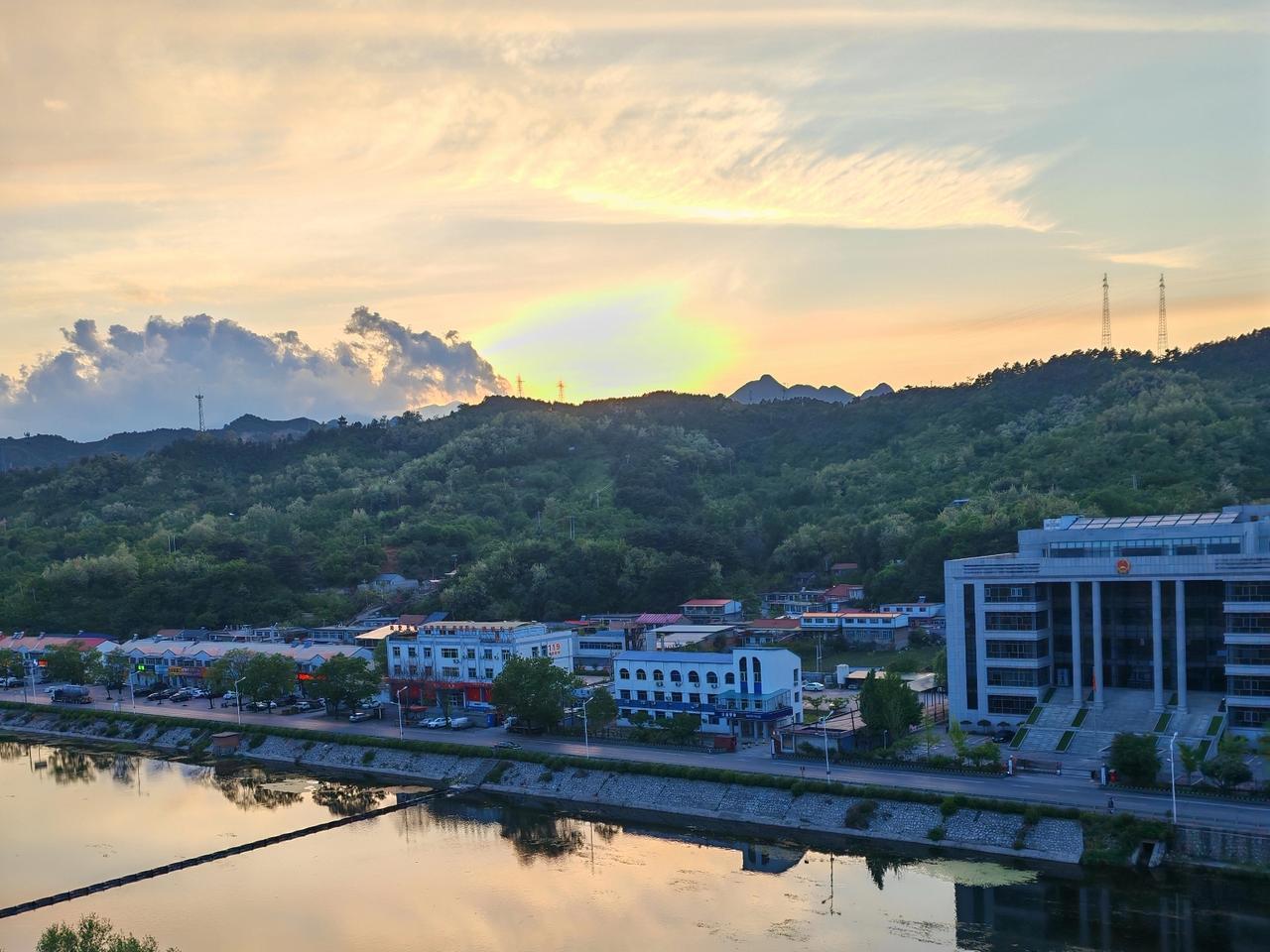 看傍晚：夕阳西垂，天边金色光辉晕染开来，湖面和山林都被镀上梦幻光彩。远处，市民在