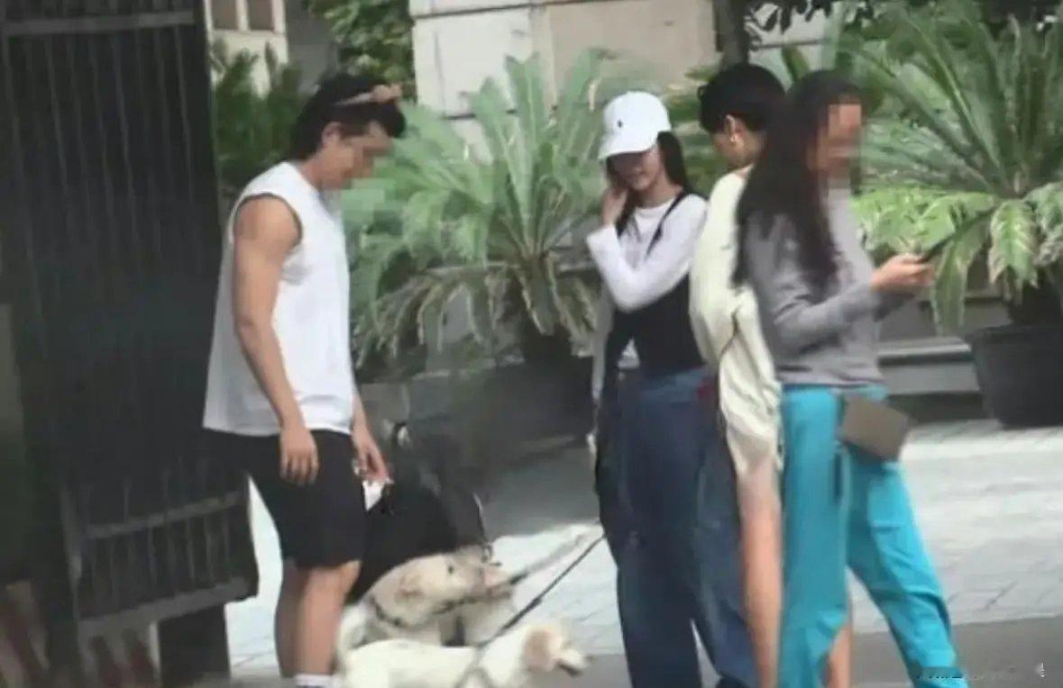 窦靖童宋妍霏一起回家大瓜！窦靖童宋妍霏同回住所 多次同框引猜测近日有八卦媒体再度