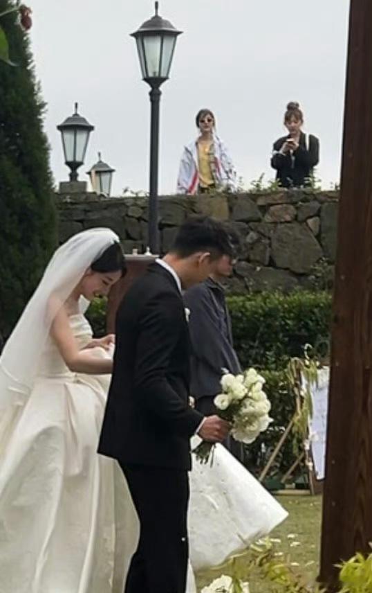 #章若楠参加妹妹婚礼#张若楠妹妹结婚，看到张若楠远远的站在那里，见证此时此刻的美
