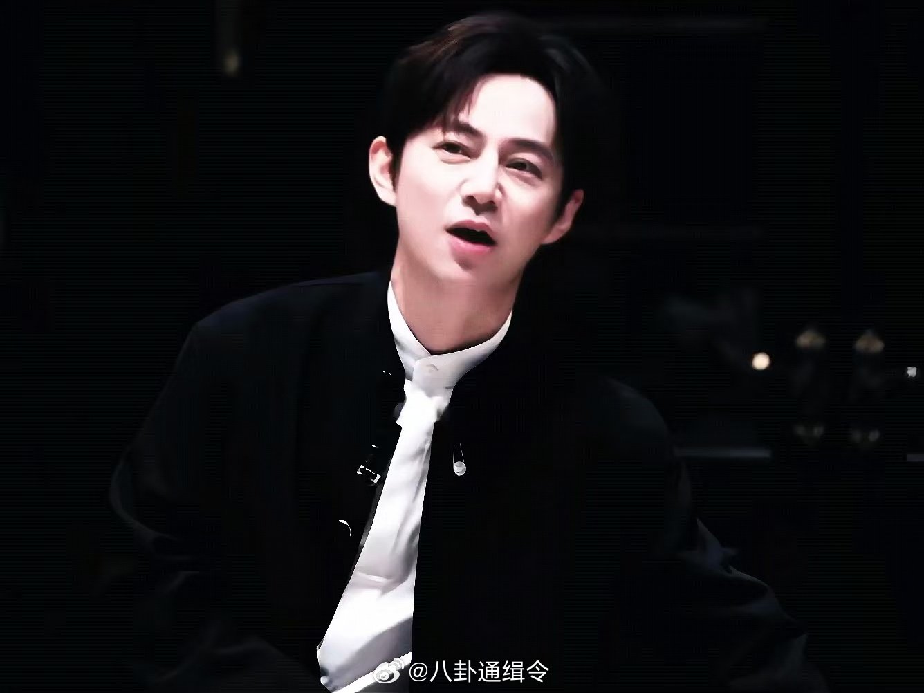 何炅歌手录制vlog歌手2026面对嗓子沙哑的状况何炅十分淡定，积极就医调理，敬