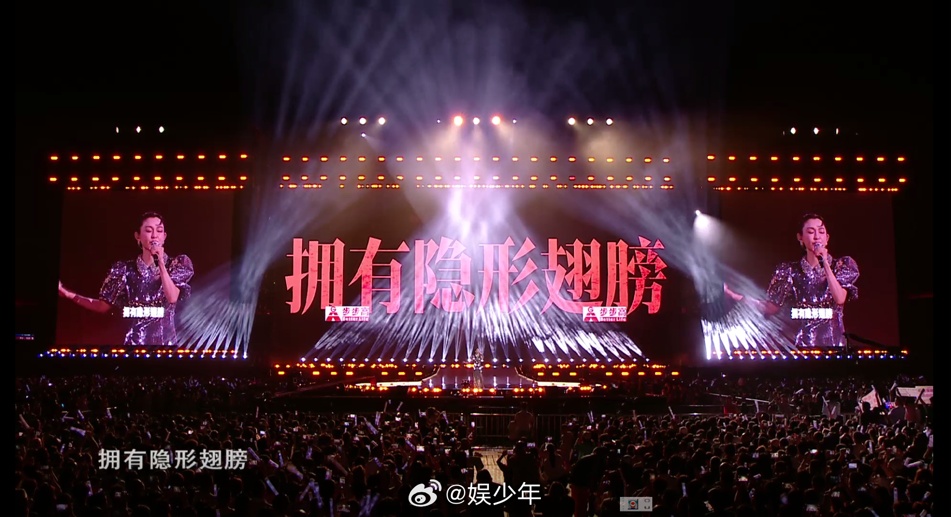 隔壁陌生人递来纸巾！唱到《西楼儿女》，旁边大哥默默红了眼眶。音乐没有年龄，快乐不