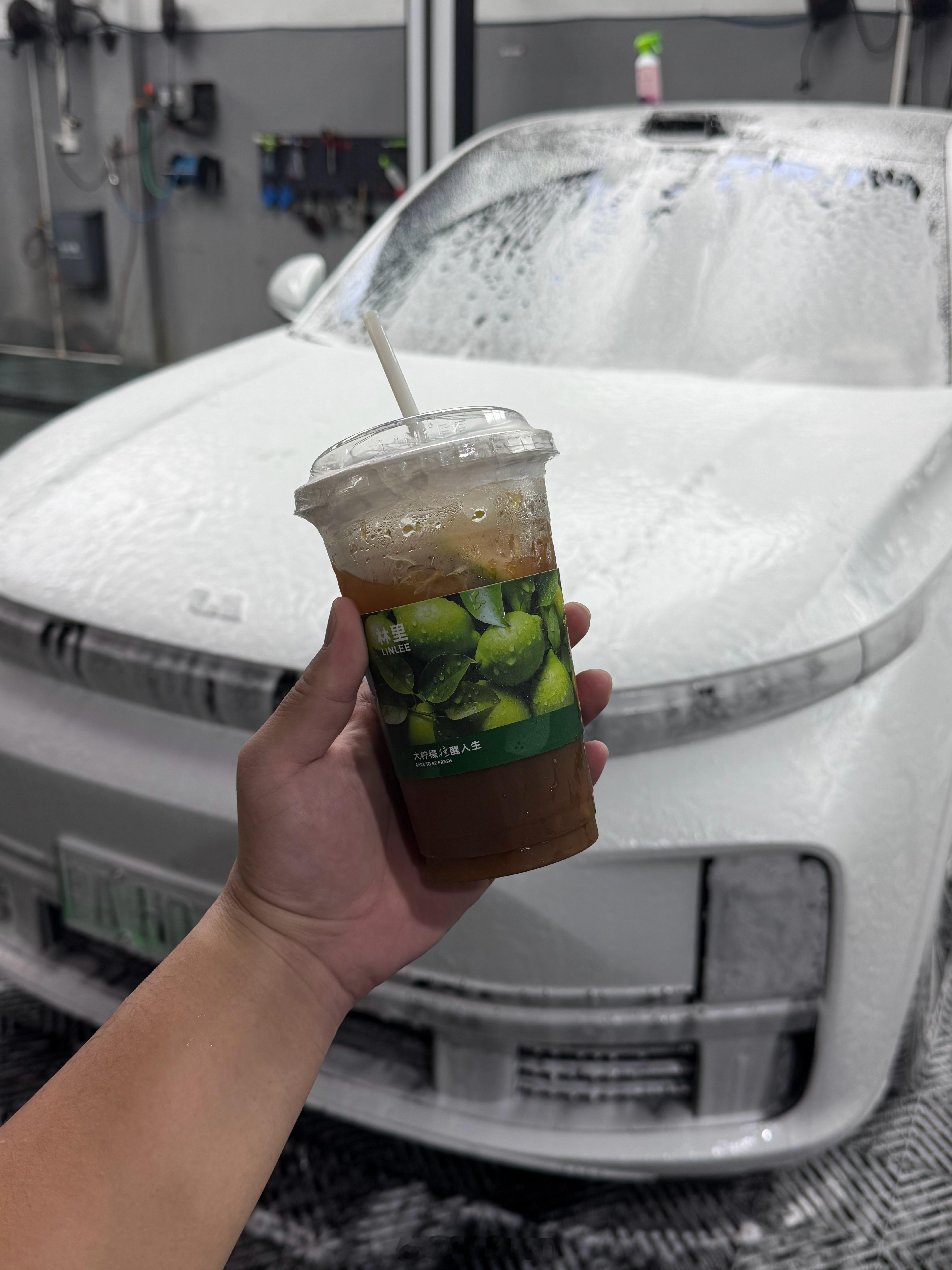 洗车的时候，也可以清爽一下喝林里[抱一抱] ​​​