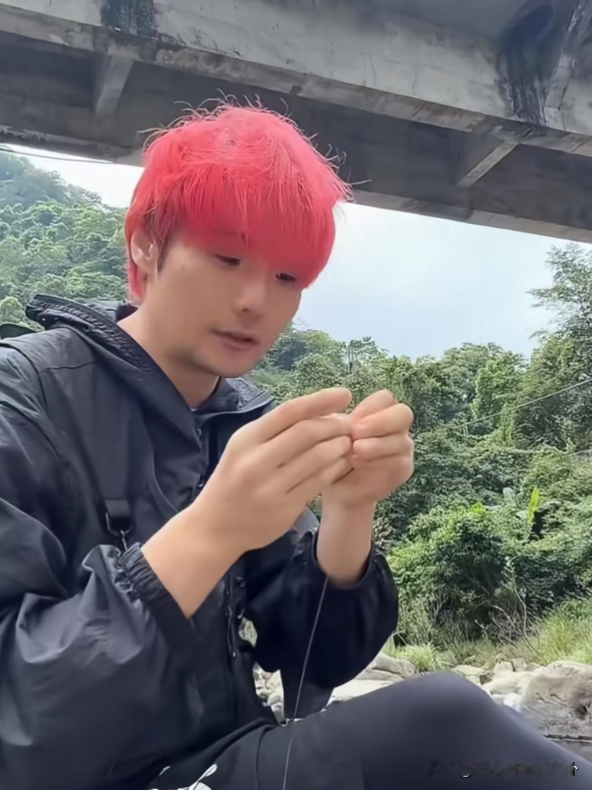 李荣浩这样的，在村里都娶不上媳妇儿。

蓬头垢面的去河边钓鱼，引来了10多万名网