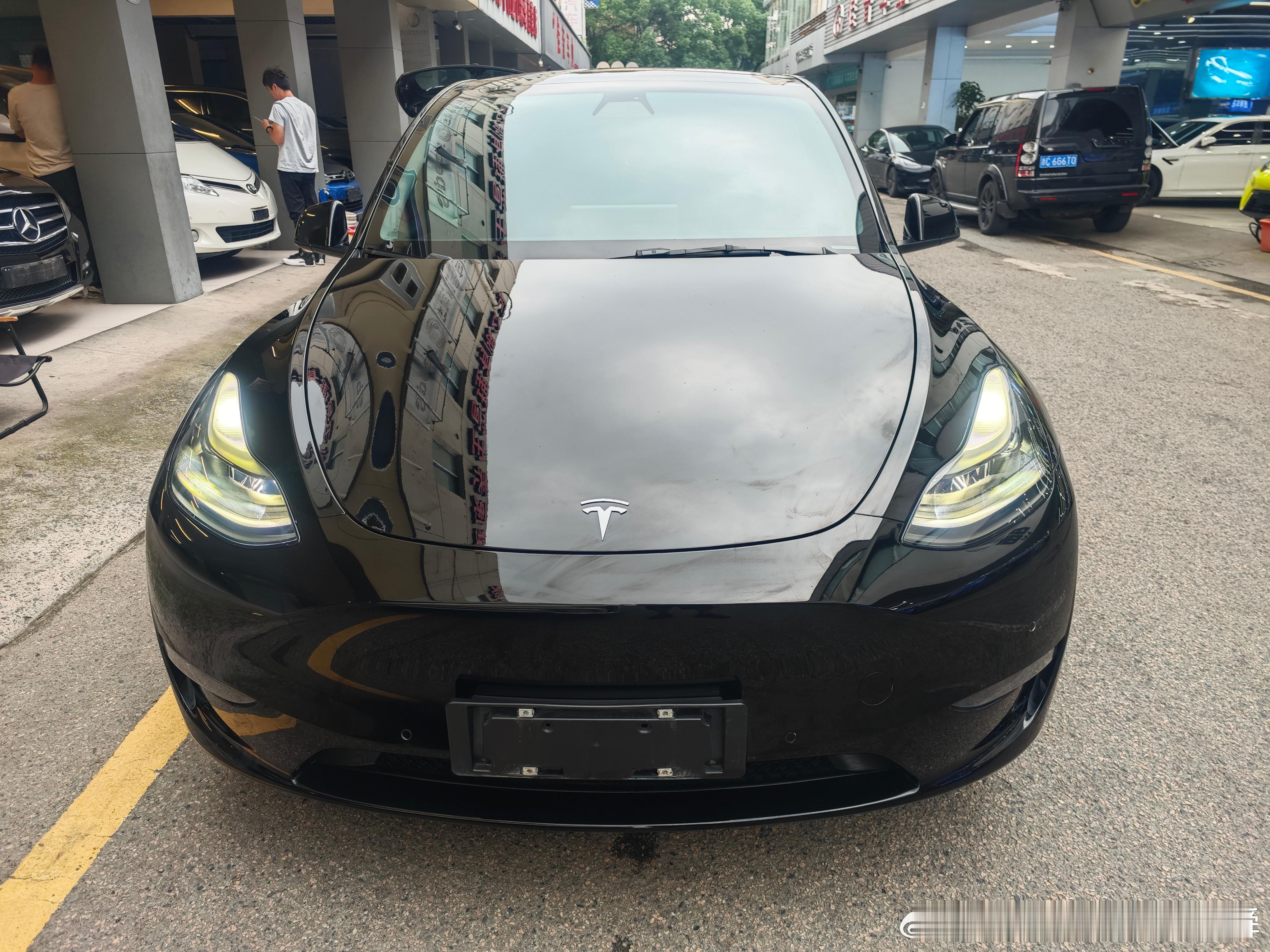 2021年特斯拉Model Y，原版原漆，安全行驶8万公里，价格便宜13.98万