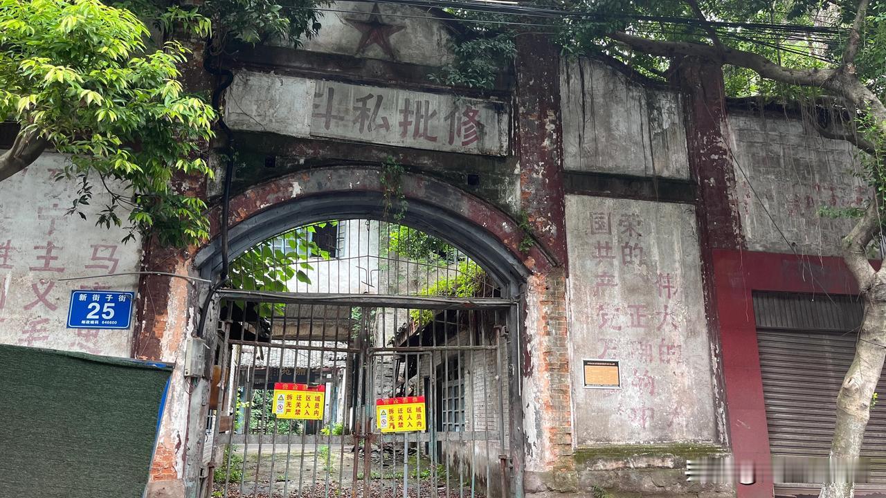 #秋日生活打卡季#
这个地方的门头太有年代感了，感觉泸州一航司还停留在上个世纪七