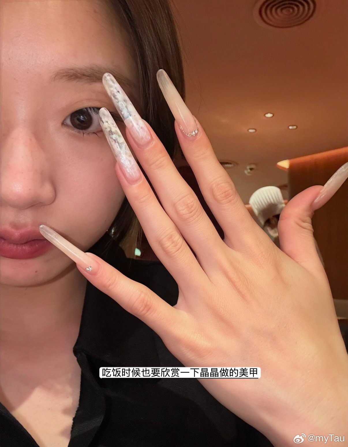 换美甲了 太长还是不方便 做啥都要小心翼翼的再夸晶晶一遍 上次做的美甲太有水平了