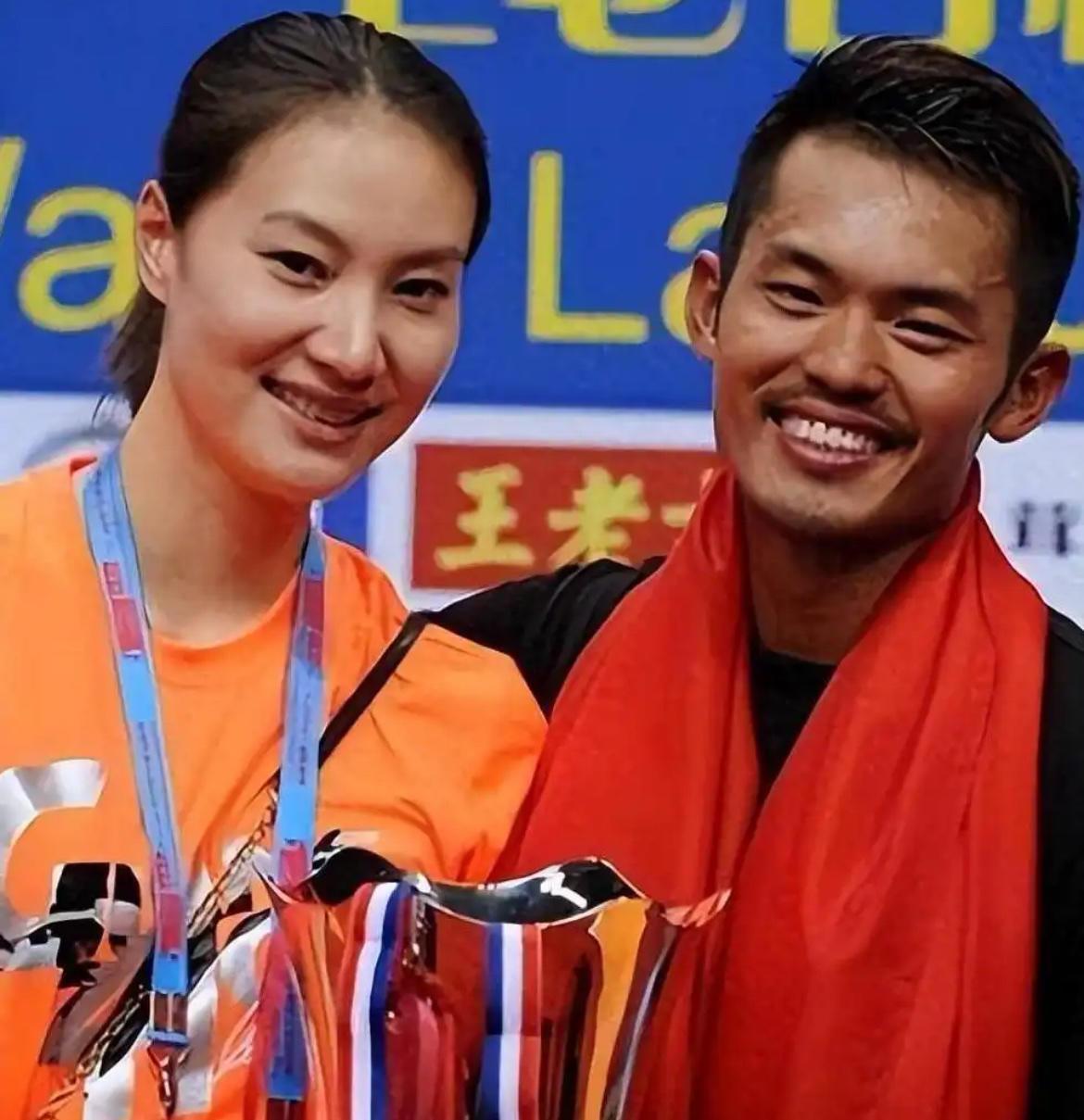2016年，林丹在妻子谢杏芳怀孕期间，出轨了长腿嫩模赵雅淇，两人在酒店走廊拥抱，