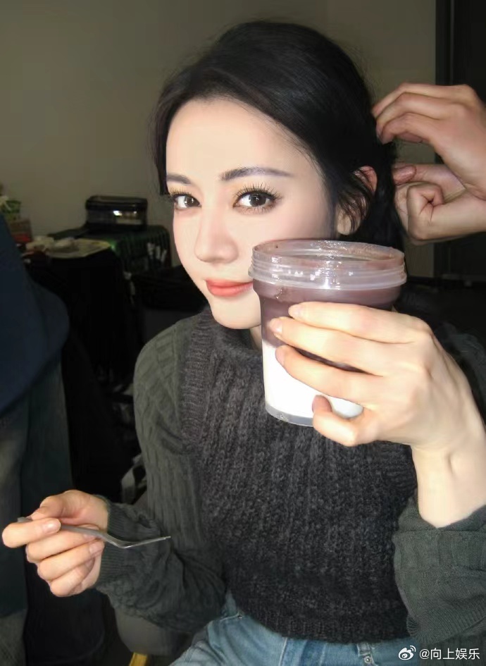 热巴甜度超标 吃甜品的漂亮姐姐热巴 吃甜品的漂亮姐姐热巴，热巴甜度超标，谁懂想尝