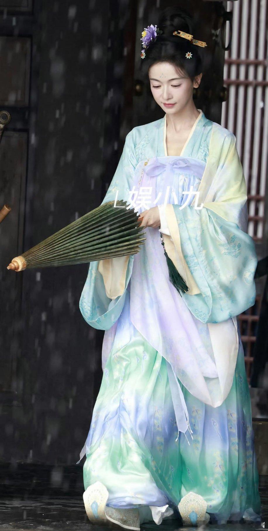吴谨言江山为聘女装造型路透 ​​​